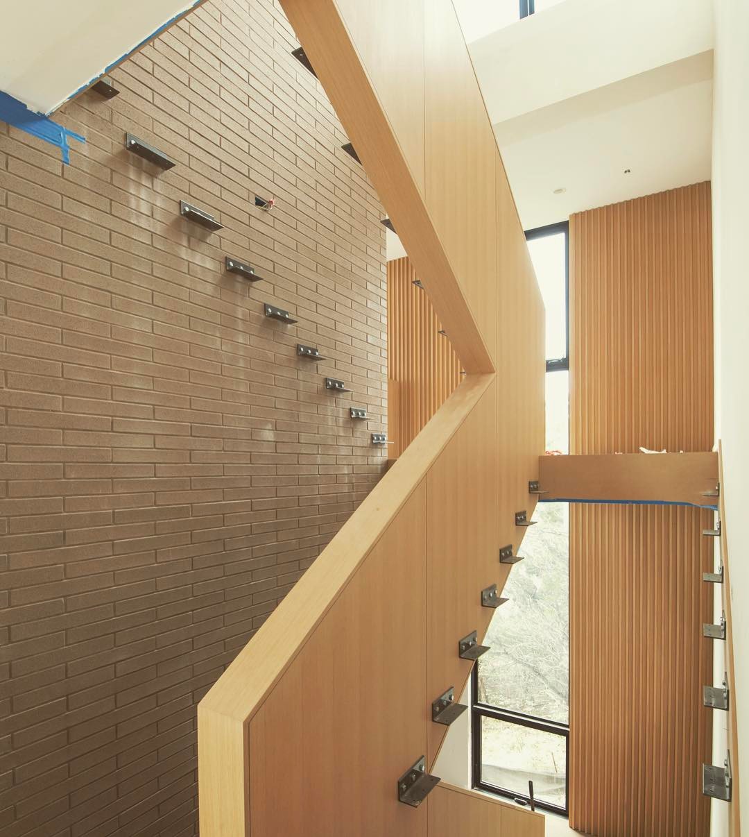 Only one chance to nail these tread clips!! Foursquare Builders team of craftsmen were up to the task. Built by @foursquarebuilders Designed by Trim by @mendservices photo by @redpantsstudio