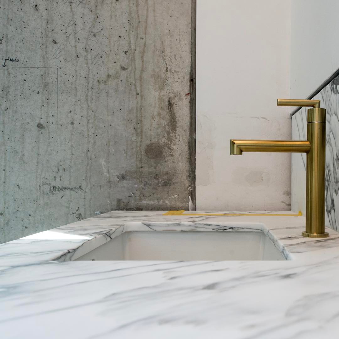 Concrete and Marble make for an interesting composition. Built by @foursquarebuilders Designed by @slicdesign Photo by @redpantsstudio