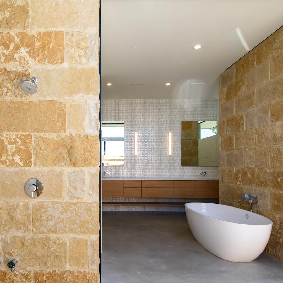 Bring the outdoors in with this shower and tub combination courtesy of a Fleetwood pocket door. Built by @foursquarebuilders Designed by @dc_architecture Photo by @redpantsstudio