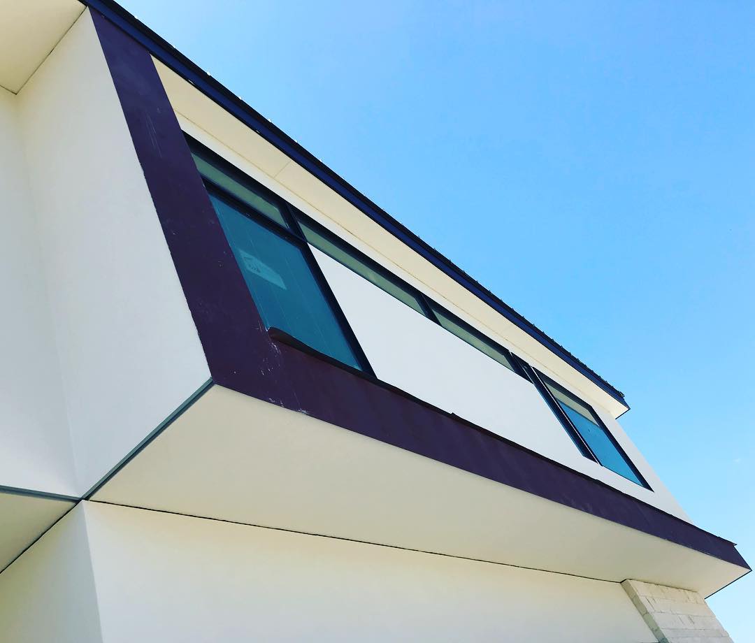 Plate steel facia, because the details matter. Design by @lankerani_architecture Built by @foursquarebuilders Stucco by @stocorp Windows by @architectural_impressions & @western_window_systems
