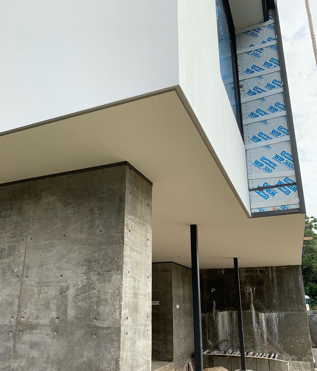 Always love building when we can use best practices for waterproofing, flashing, and venting details. Designed by @laruearchitects Interiors by @lovecounty Built by @foursquarebuilders