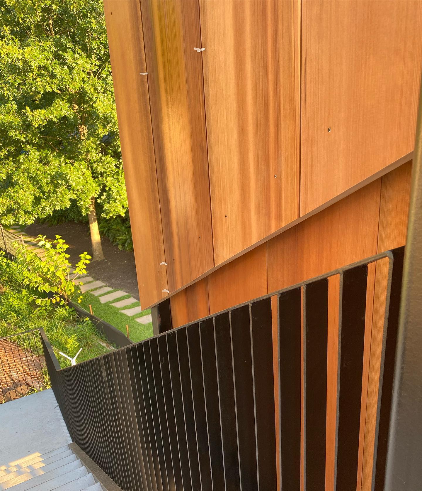Custom milled cedar with bespoke steel hand railing designed by @breckstudio built by @foursquarebuilders