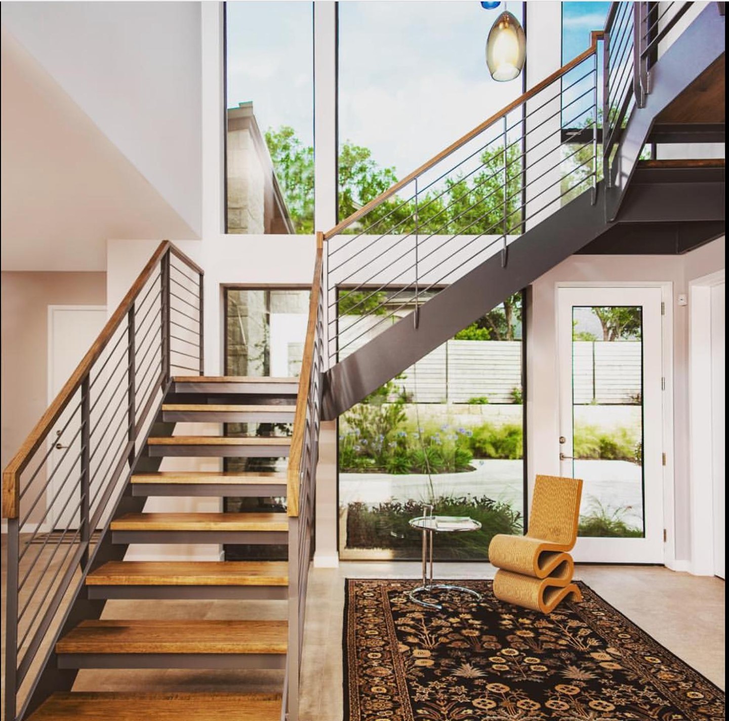 The staircase is just one of the highlights in this two story entry from a build back in 2016.⁠
⁠
Design by #greyformarchitecture⁠
Photo by @redpantsstudio