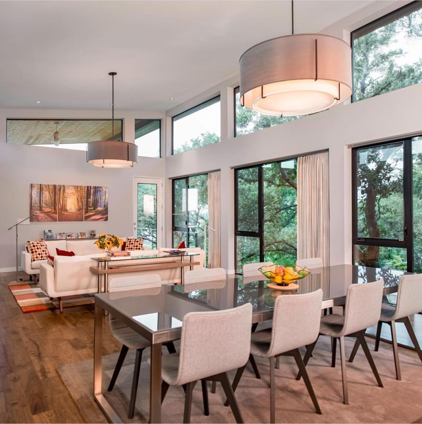 We love the look of "living in the trees" this contemporary living room has. ⁠
⁠
Built by @foursquarebuilders⁠
Design by @grayformarchitecture⁠
Photo by @redpantsstudio