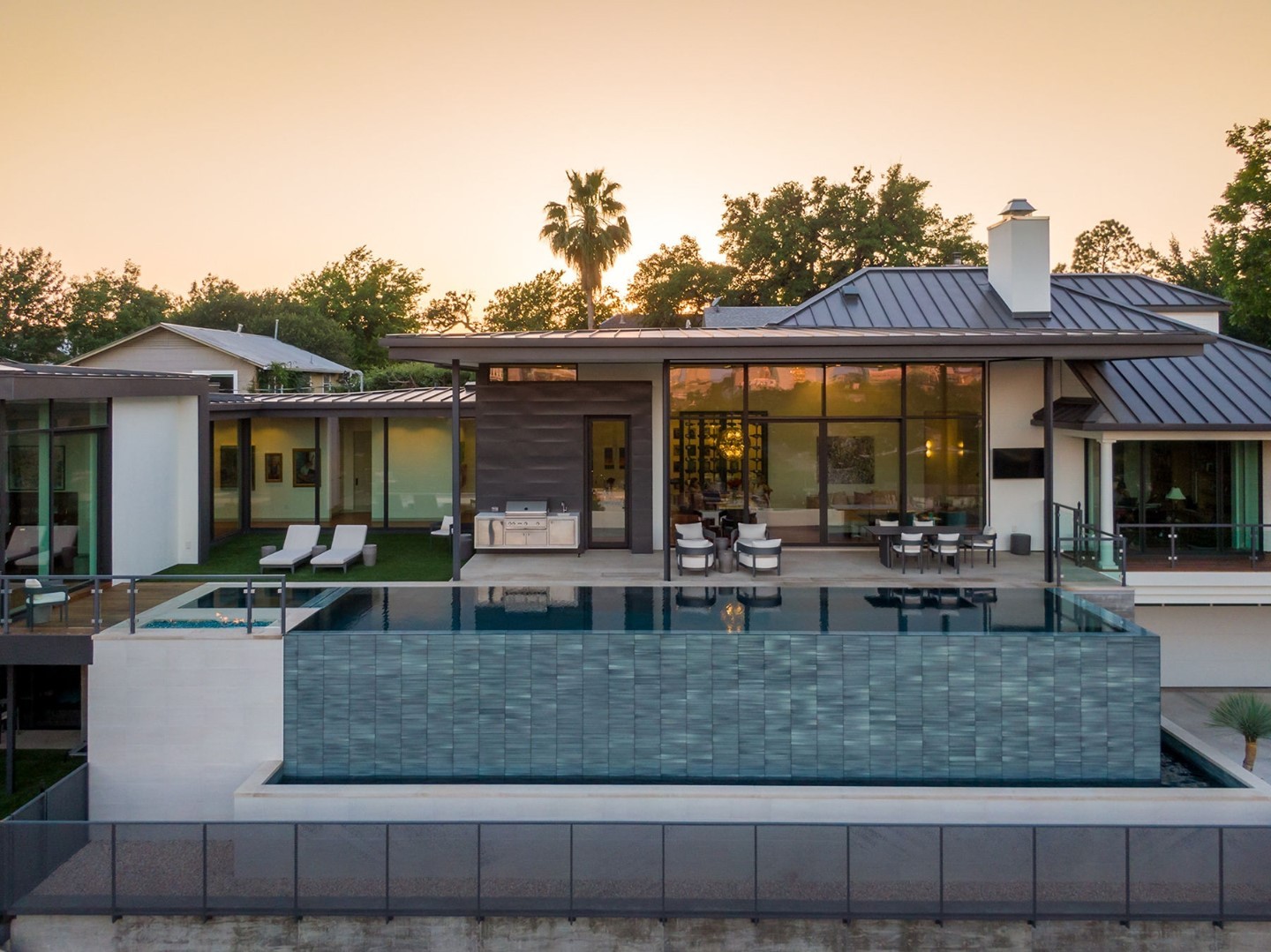 Summer days slippin' away to those summer nights... ⁠
⁠
Equipped with comfy furniture and dazzling views, this space is perfect for sharing with friends or taking a little me time. ⁠
⁠
Can't go wrong either way!⁠
⁠
@laruearchitects  Interior Design: @lovecounty