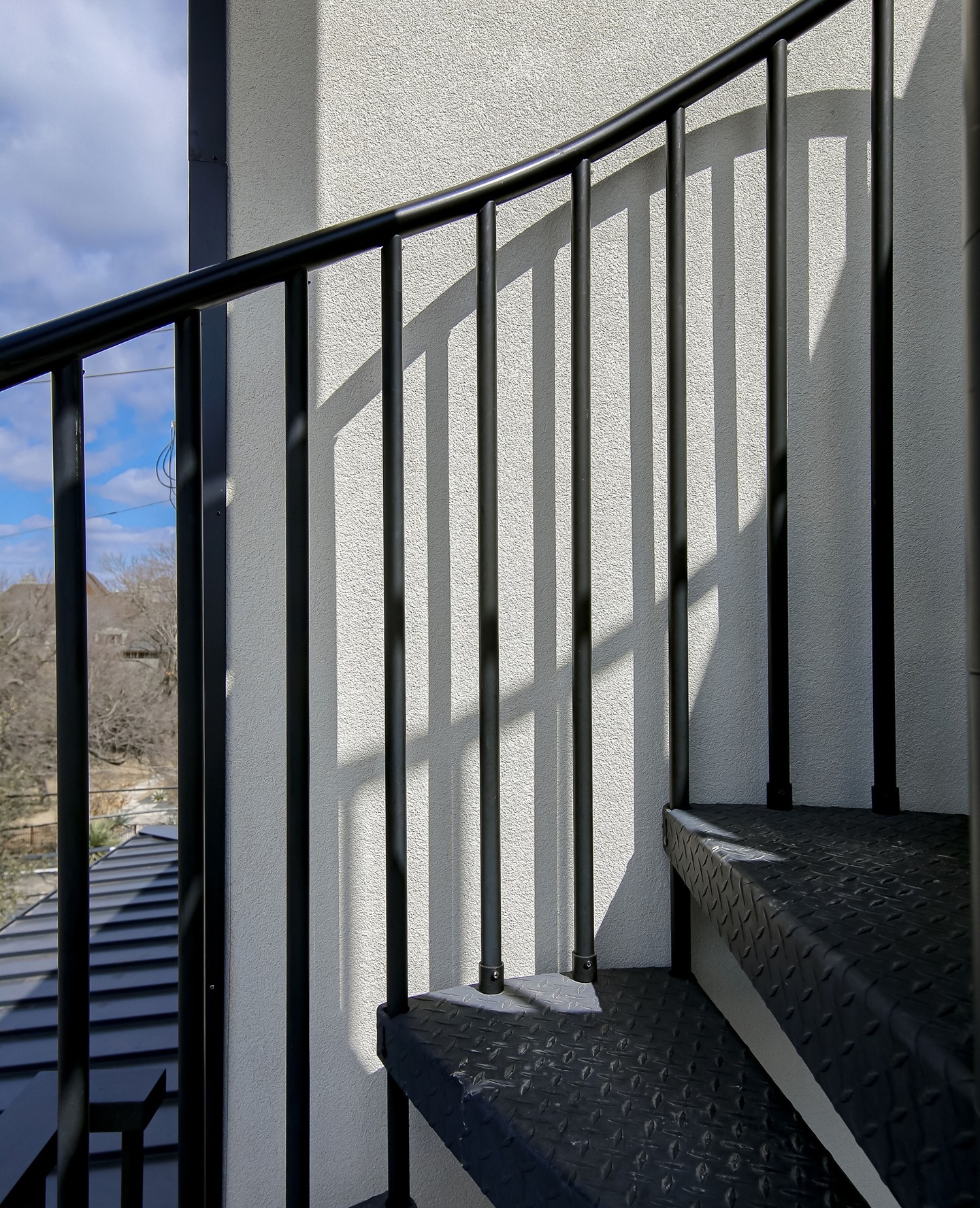 Stairs come in many shapes and styles.⁠
⁠
We love the simplicity and traditionalism of this staircase with its gently curved railings. ⁠
⁠
A gorgeous path to the rooftop garden!
📸@caseychap