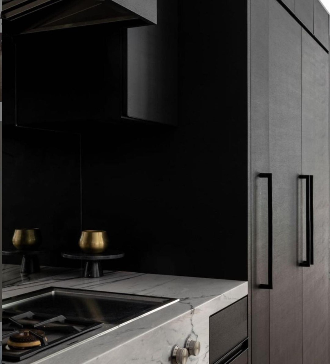 These black cabinets are a total mood 🖤⁠
⁠
@lankerani_architecture⁠
@foursquarebuilders⁠
@jl_hardware_atx⁠
@lovecounty.⁠
⁠
 @rtarchitecturephotography