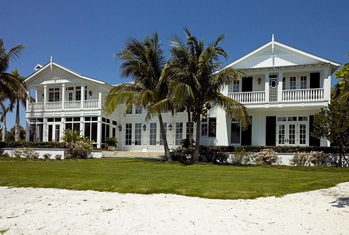 This Boca Grande build in Florida was a labor of love. ⁠
⁠
Lunch breaks in the sand are the best 🏝