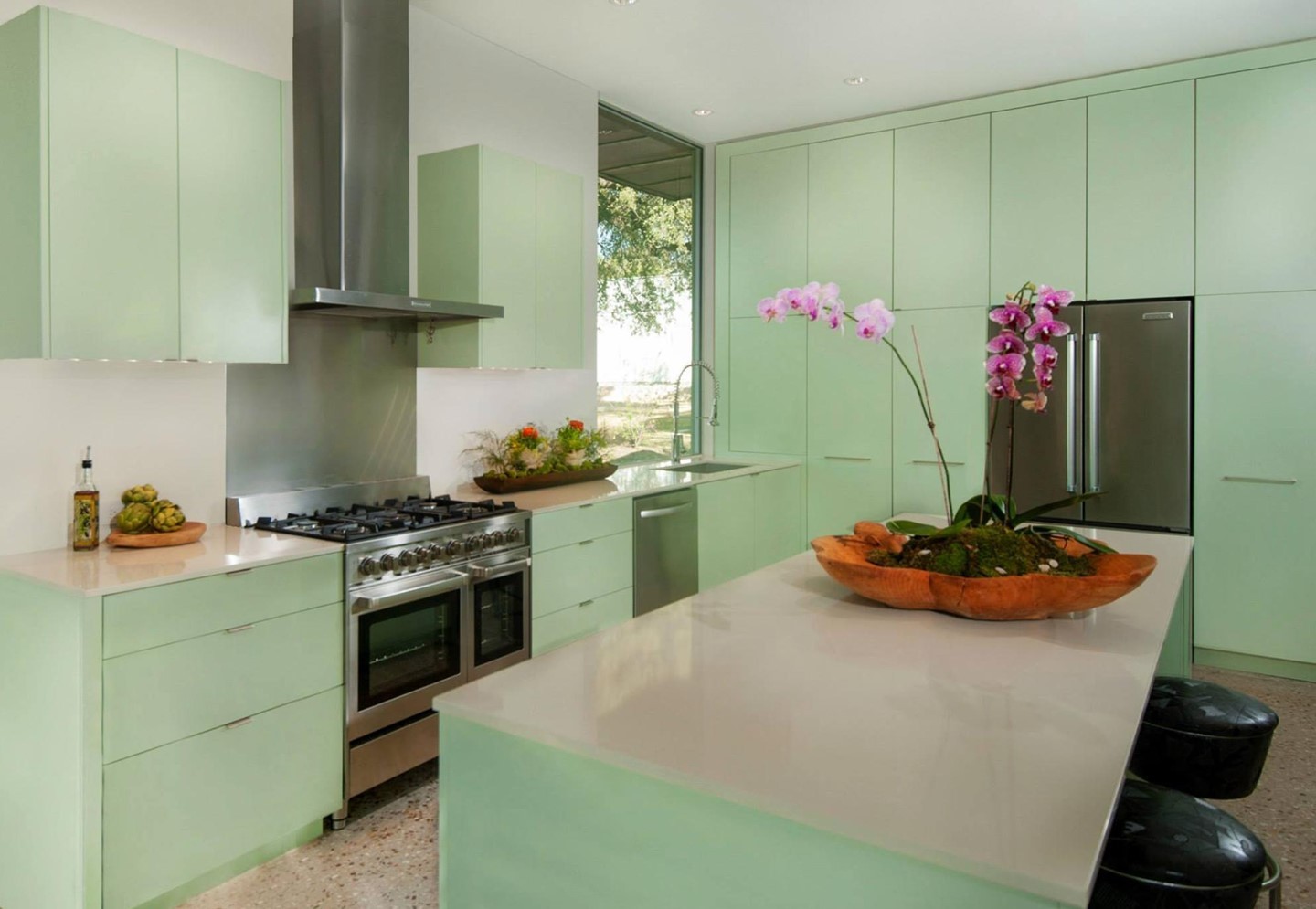 This "Tree House" deserved a gorgeous mint kitchen⁠
⁠
Photography @redpantsstudio⁠
Architecture @briandillardarchitecture⁠