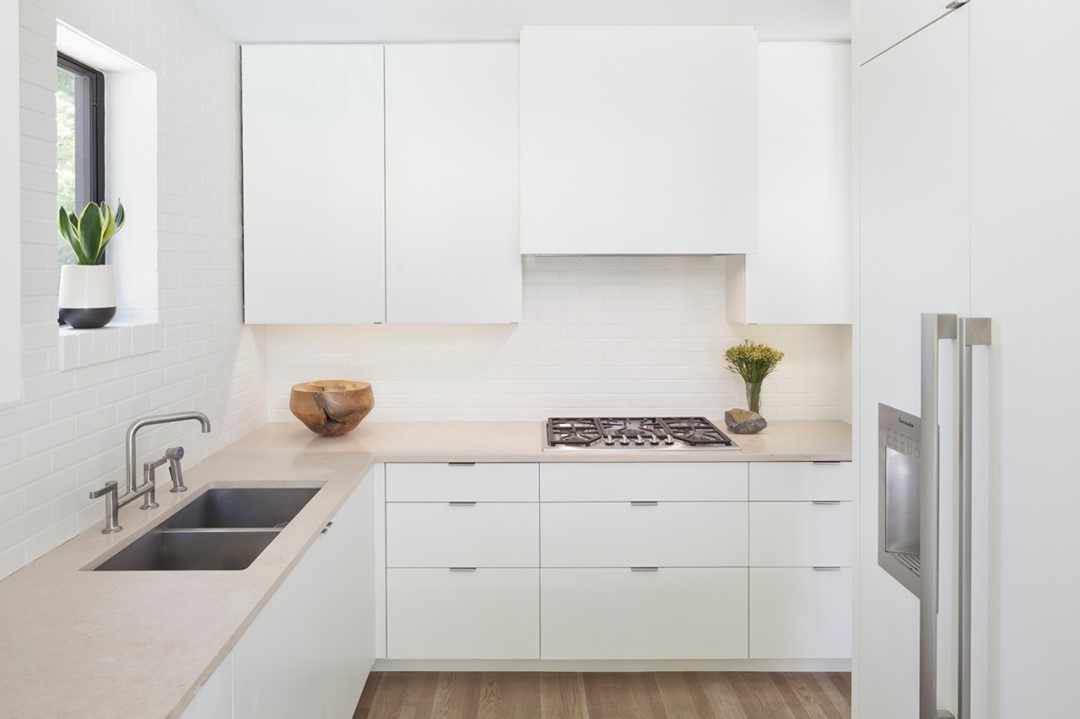 A bright white kitchen, perfect for this space. ⁠
⁠
⁠
Architect 🏗 @briandillardarchitecture