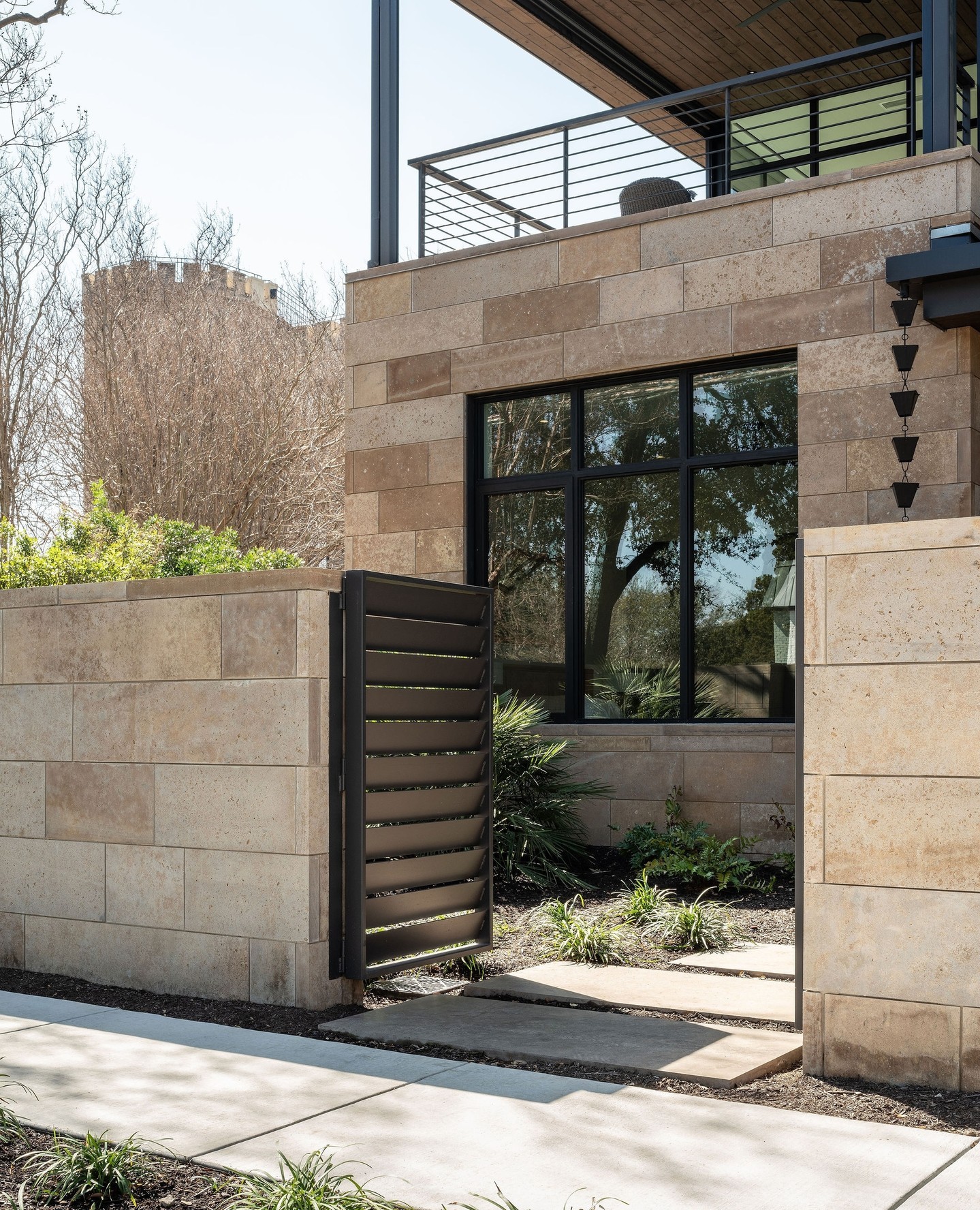 The opening, doorway, or small room you pass through on your way inside a home sets the tone for the rest of the space. ⁠
⁠
@dc_architecture @jakeholt