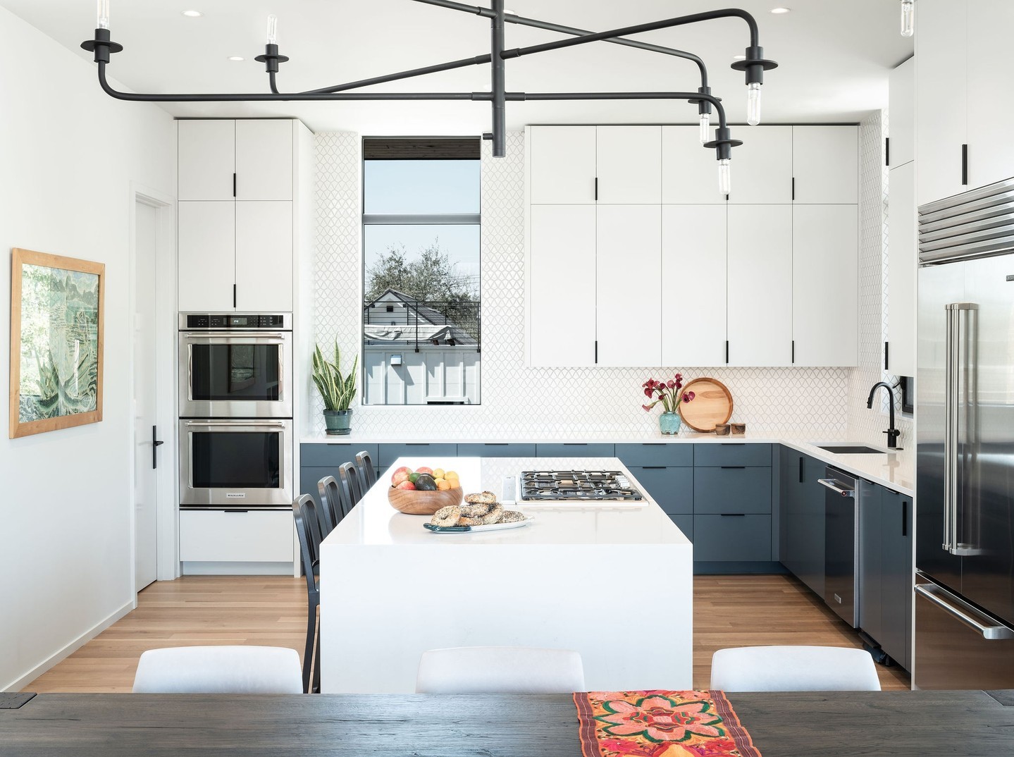 Taking the cabinets to the ceiling is as aesthetically pleasing as it is functional ⁠
⁠
@dc_architecture @jakeholt