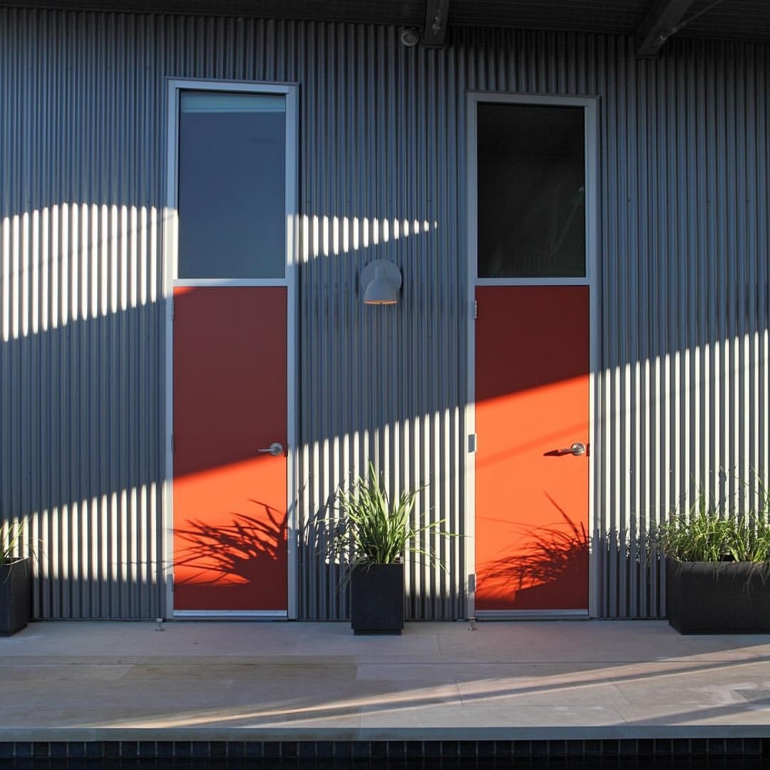 We always love a pop of color.⁠
⁠@webberstudio⁠
⁠
⁠
⁠
#texasarchitectureteam⁠