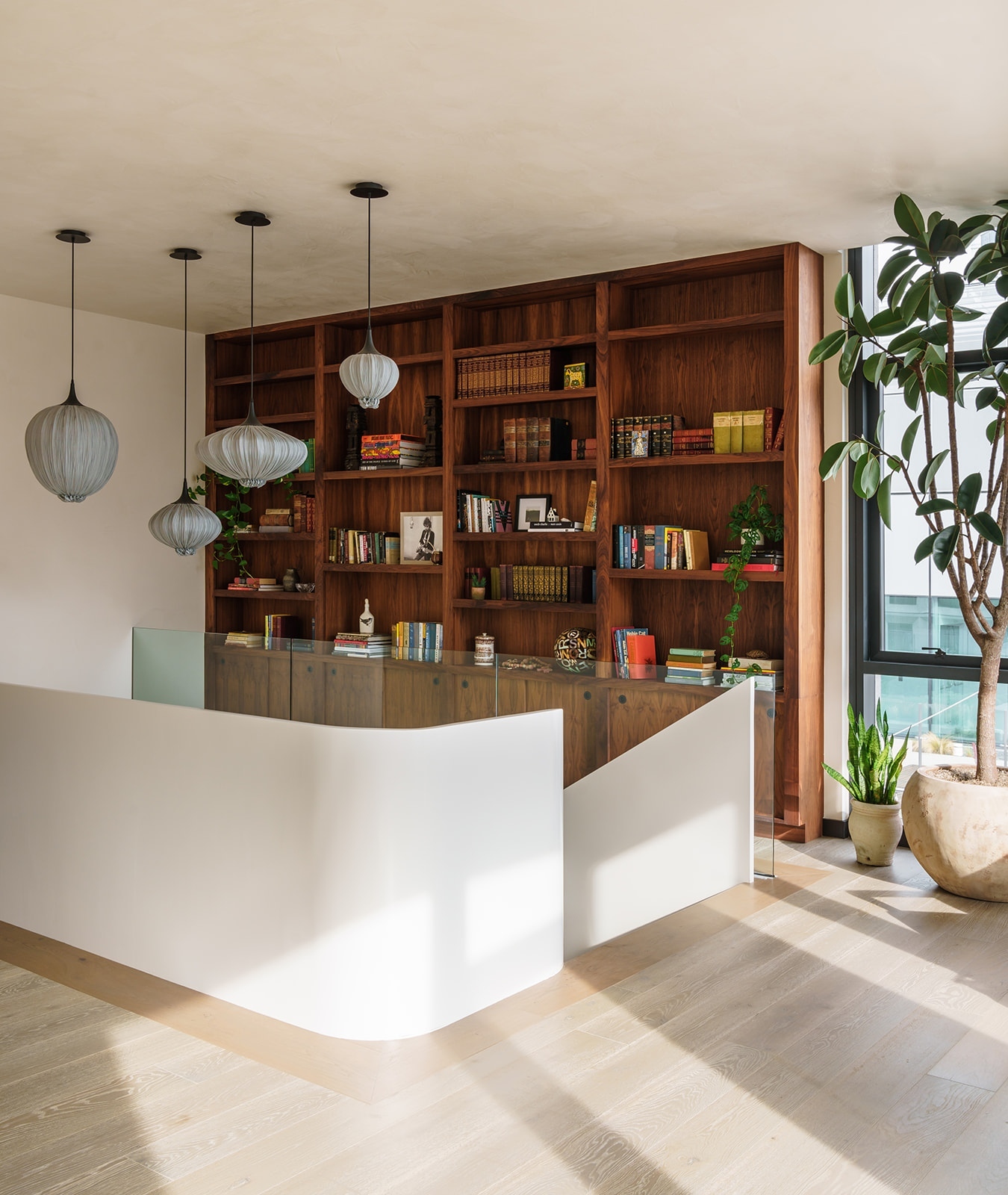 “A bookshelf is as particular to its owner as are his or her clothes; a personality is stamped on a library just as a shoe is shaped by the foot."⁠
⁠
.⁠
.⁠
.⁠
⁠
Photography: @likeness_studio⁠
Interior: @studioagroup⁠
Architect: @systemdarchitecture⁠
⁠
⁠
⁠