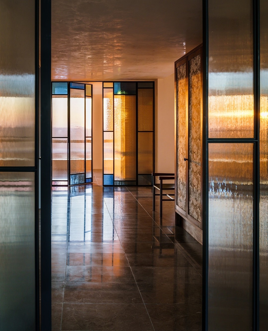 If this room was a mood what would be?⁠
⁠
.⁠
.⁠
.⁠
⁠
Photography: @likeness_studio⁠
Interior: @studioagroup⁠
Architect: @systemdarchitecture⁠
⁠
⁠