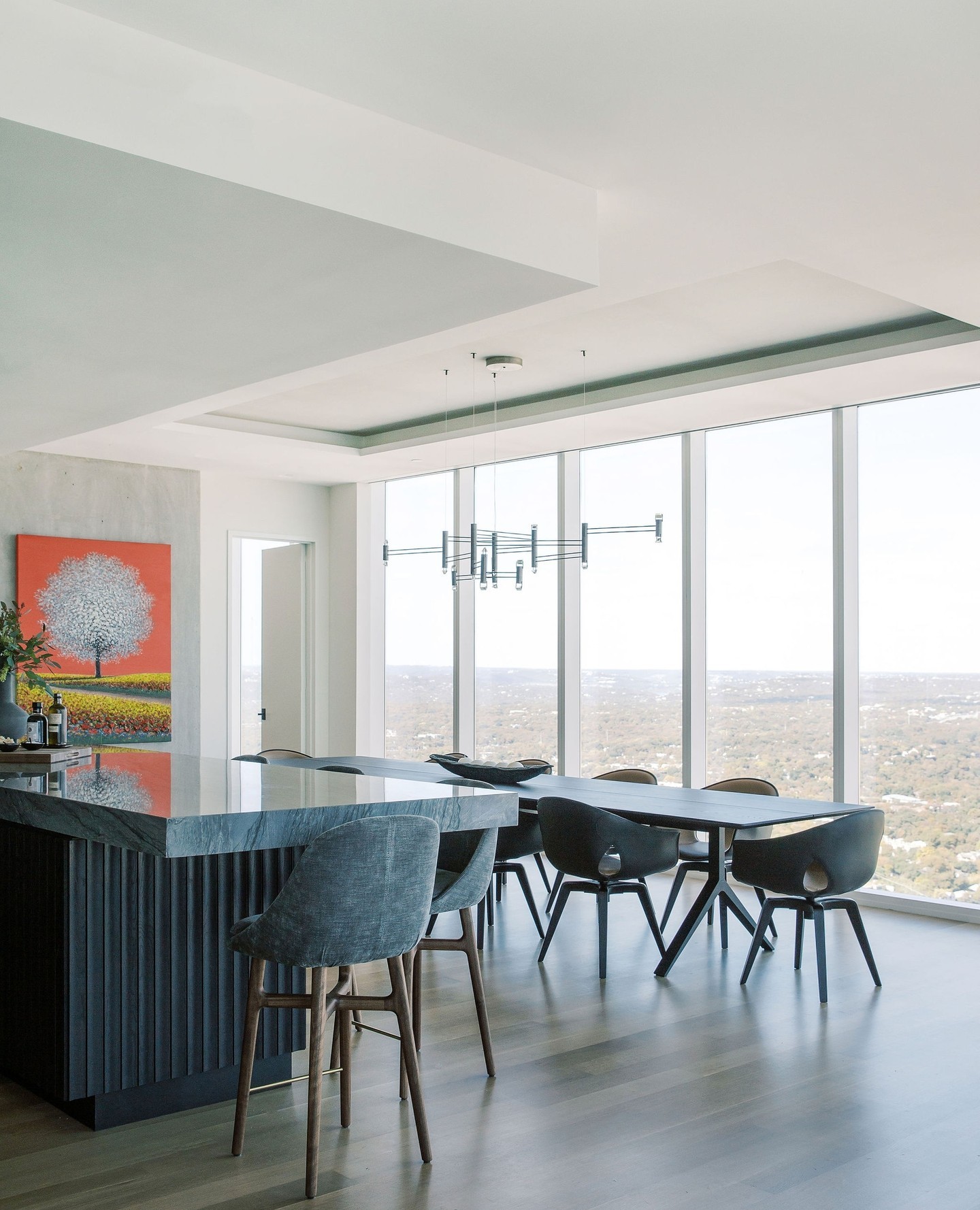Feeling on top of the world! 🏙️ This kitchen and dining ara allows you to indulge in the ultimate dining experience with breathtaking views of Austin. ⁠
⁠
#RooftopViews⁠
⁠
@urbanspaceinteriors⁠
@theindependentaustin⁠
⁠
⁠