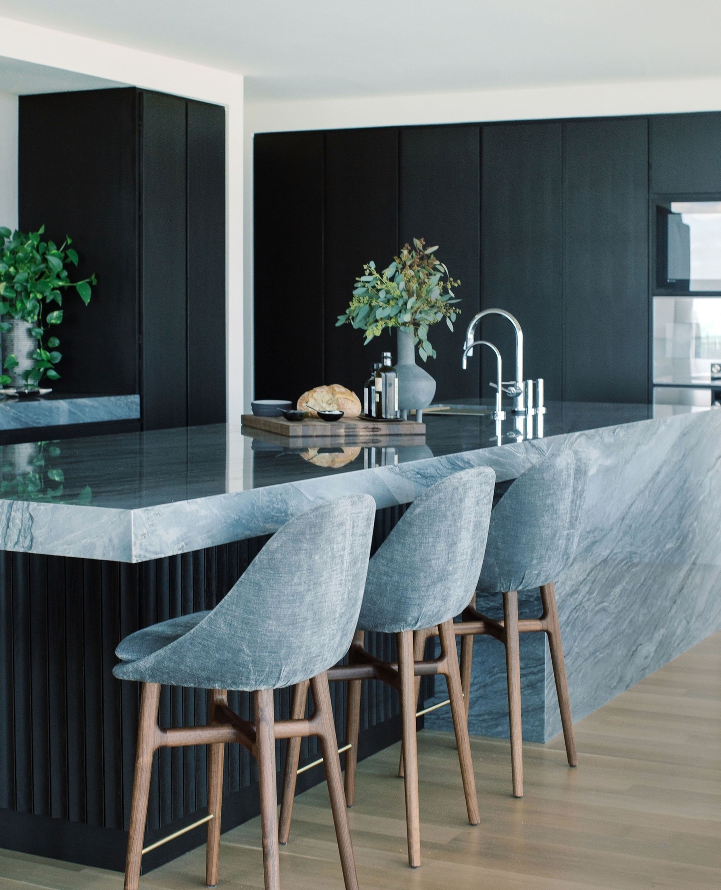 Hooked on the Dark and Moody Vibes? Step Inside this Dreamy Kitchen! 🖤⁠
⁠
Who says kitchens can't be mysterious and alluring?  Our latest project showcases a beautiful dark and moody kitchen that will make you swoon! 🌚 From the sleek black cabinets to the captivating lighting, every detail has been carefully designed to create an ambiance that's both cozy and intriguing. ⁠
⁠
@urbanspaceinteriors⁠
@theindependentaustin⁠
⁠
⁠