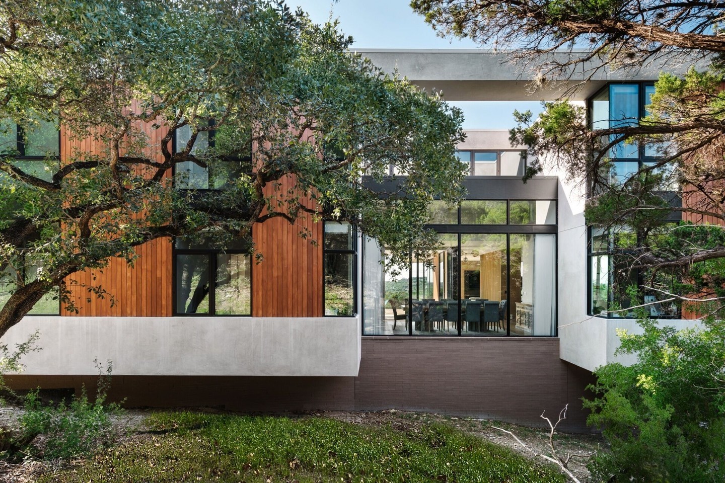 Perched on one of Austin's rare elevated lots, this three-story home captures breathtaking views of the downtown skyline and surrounding hill country. Its structural steel framing and cantilevered elements beautifully reflect the environment.

Architect: @aparallel