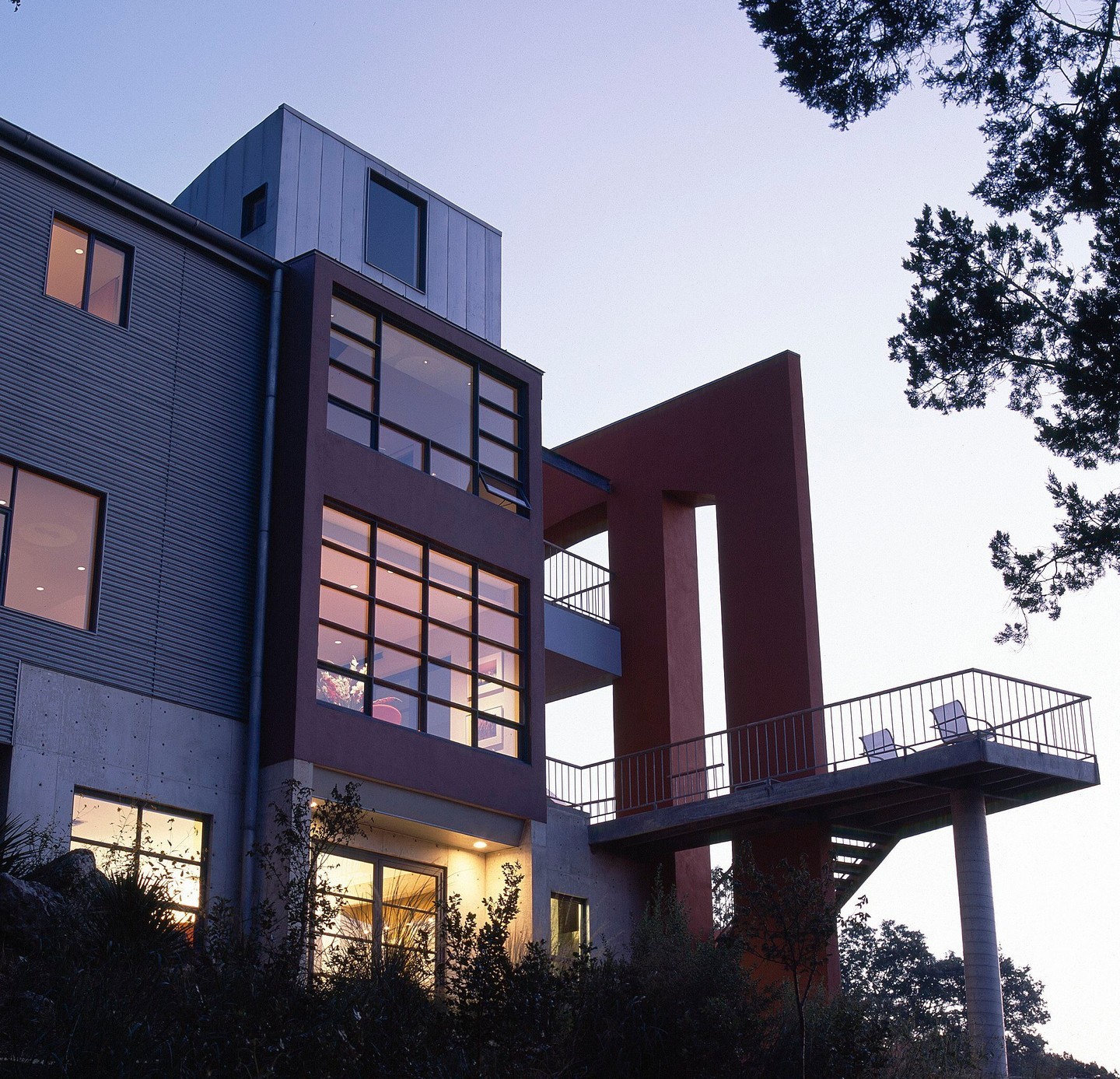 An incredible feat of engineering brought this Lake Travis vision to life. Our team's expertise in concrete stress loads, steel reinforcement, and glass curtain walls delivers a post-modern icon that's as structurally sound as it is stunning.

Architect: @donlynlyndon