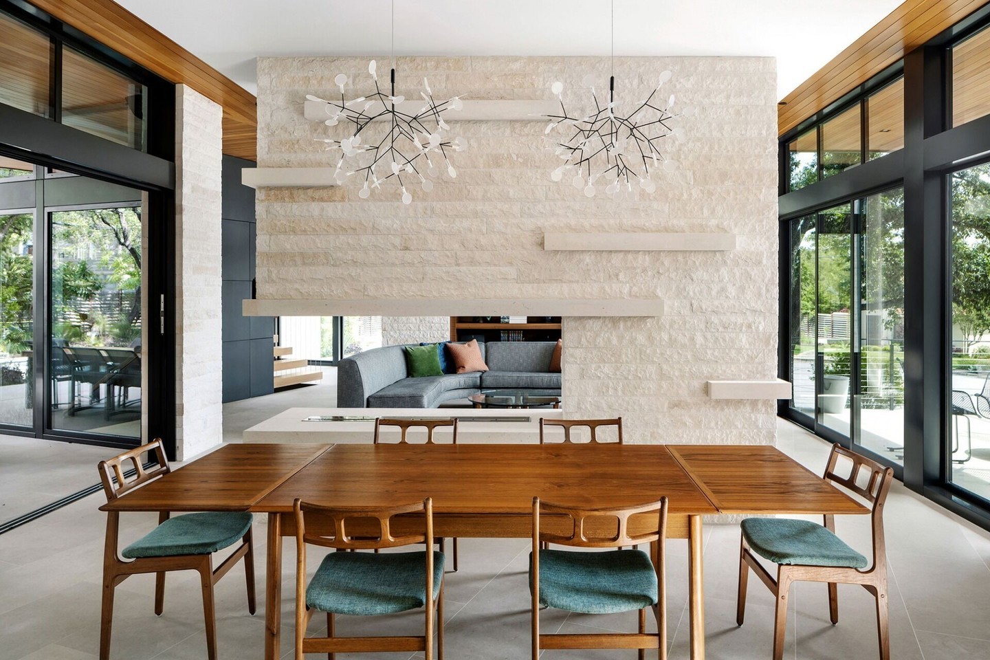 An infill lot with amazing downtown city views. Wanted to maximize the natural beauty - those floor-to-ceiling glass panels bathe every inch in natural light, including this elegant dining area.

Architect: @cornerstonearchitectureinc