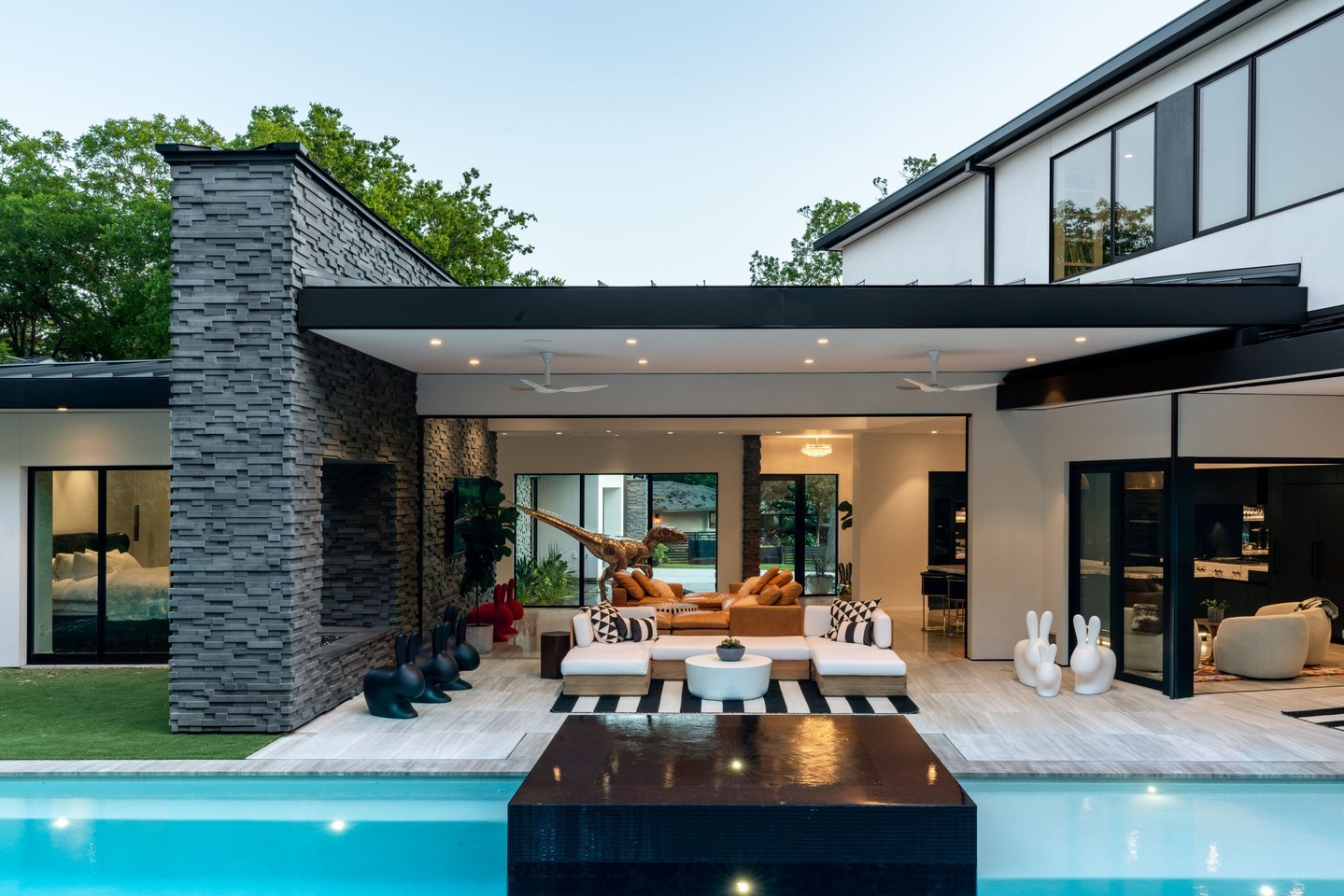 From tired Tarrytown teardown to Bali-inspired paradise. That zero-threshold glass wall completely disappears, creating one perfect flow through the interiors and straight out to the backyard.

Photography: @reagentaylorphotography
Architect: @lankerani_architecture