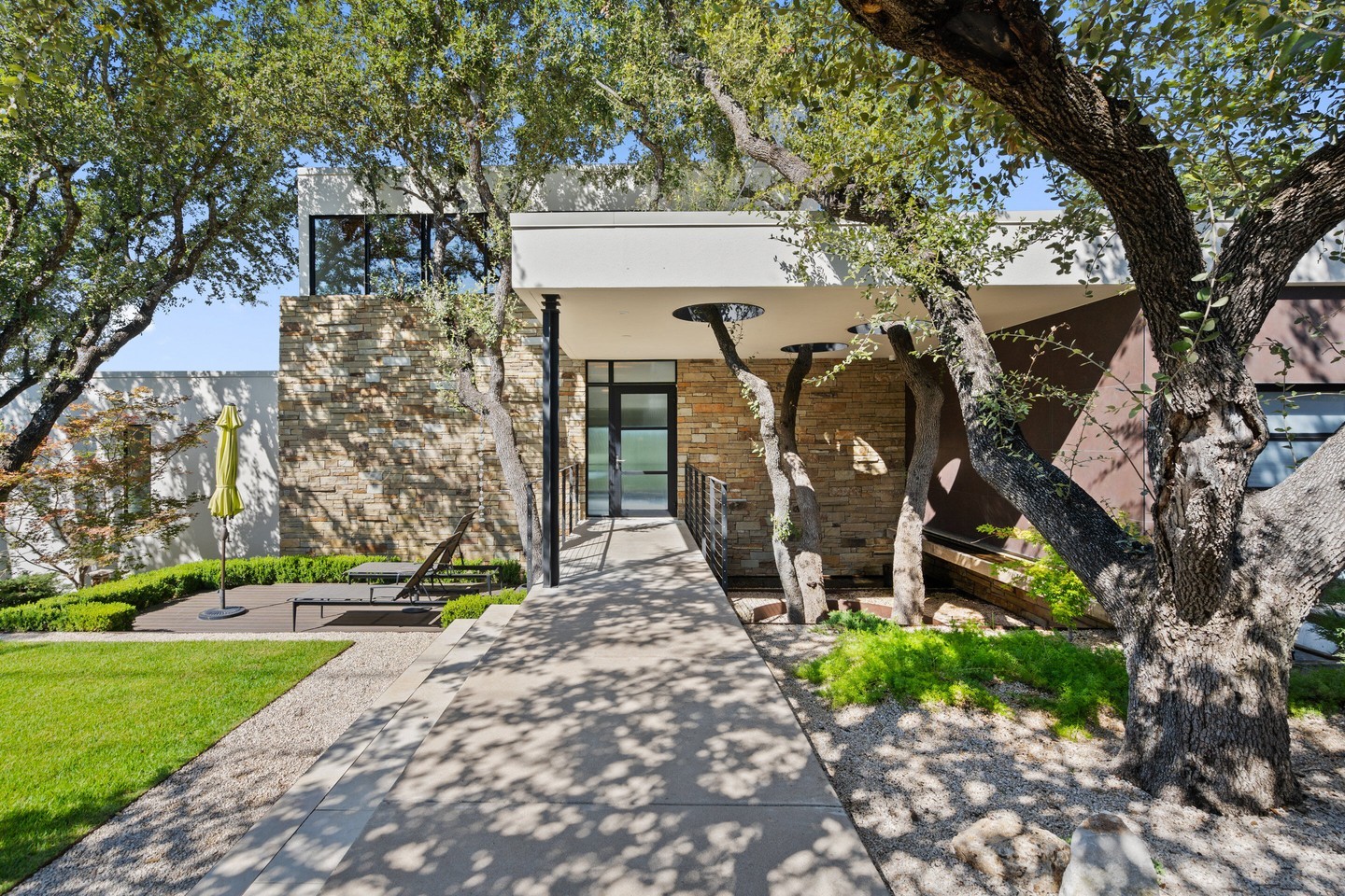 Built for the next chapter. This hillside home is perched above downtown Austin with a layout perfect for our empty nester clients.

Architect: @dc_architecture