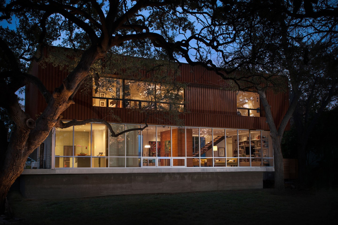 We nestled this modern treehouse among heritage oaks over in Bouldin Creek. Floor-to-ceiling glass and floating forms create a weightless, suspended-in-nature feeling.

Photography: @caseycdunn
Architect: @briandillardarchitecture