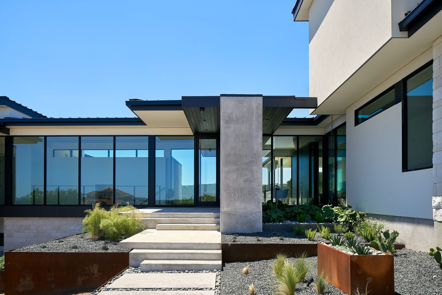 Bold, balanced, and built for the modern family. Those suspended concrete planes look effortless but took precise structural planning. Add in floor-to-ceiling glazing systems and you get these perfect sight lines and seamless transitions throughout ️

Architect: @lankerani_architecture