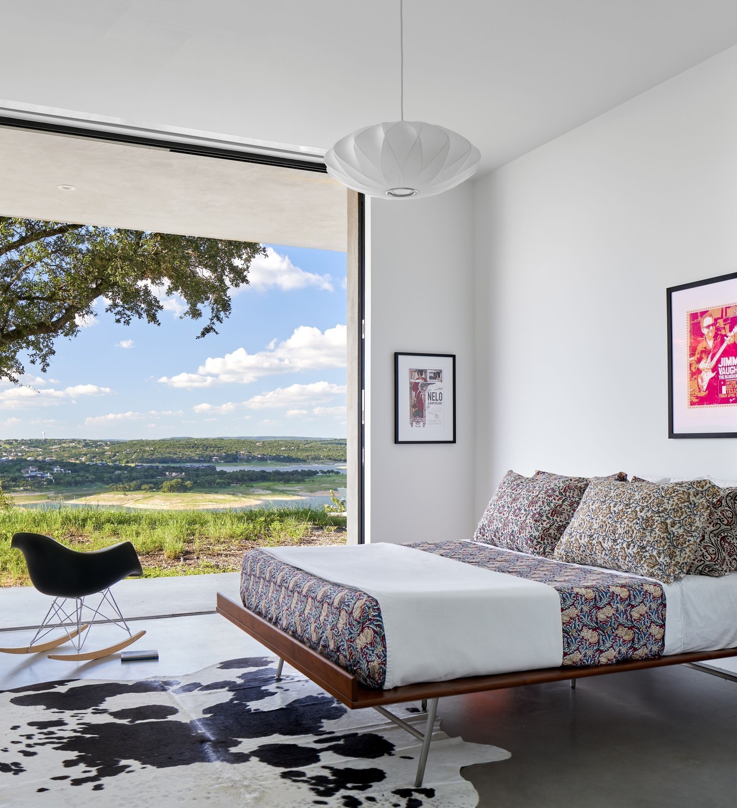 In this Watercliff home, the bedroom’s design prioritizes the stunning Lake Travis views. On a challenging sloped site, precise construction ensured the views remained unobstructed while preserving outdoor living potential.

Architect: @dc_architecture