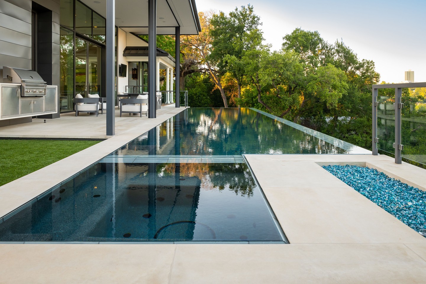 Building a negative-edge pool on this grade took precise engineering - from the reinforced foundation system to the custom hydraulics that maintain that perfect infinity feel. All worth the experience of floating above the Austin skyline...

Architect: @laruearchitects
Interior Design: @lovecounty
Photography: @caseycdunn