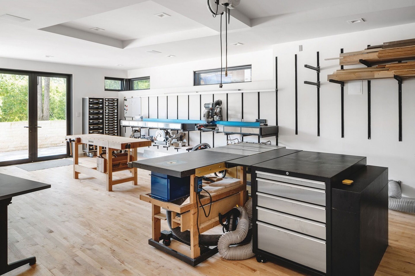 A super fun add to one of our custom home projects - a woodworking shop! The fundamentals: durable flooring, ample natural light, and organized tool stations. (Note the dedicated dust collection system integrated at each workbench.)

Architect: @cornerstonearchitectsinc