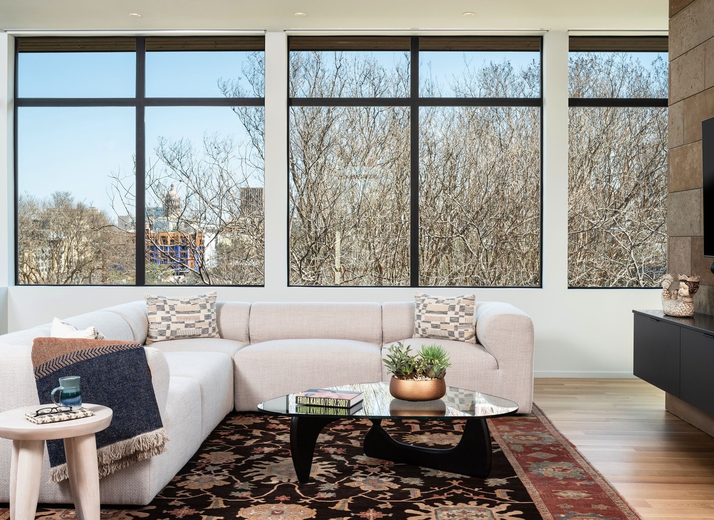 The power of strategic window placement: Notice how these black-framed windows frame the winter landscape like living artwork. We love working with designers that can truly envision the finished product before the final build.

What season would you most enjoy viewing through this glass wall?

Photography: @jakeholt
Architect: @dc_architecture