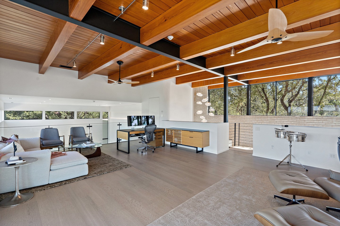 Exposed beams in modern spaces: they're not just decorative — they're structural elements spanning this open living area while eliminating the need for support columns. Would you leave yours exposed or hidden? 

Architect: @dc_architecture